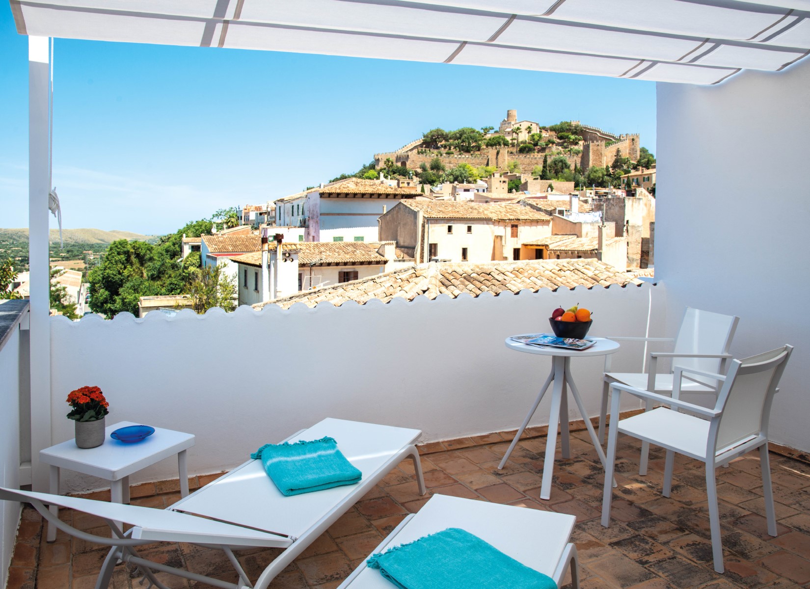 Terraza Can Serol 2 con vistas al Castillo de Capdepera